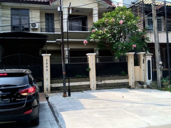 Rumah 2 ,5 Lantai Di Cluster Harapan Indah Bekasi Barat (Semi Furnish)