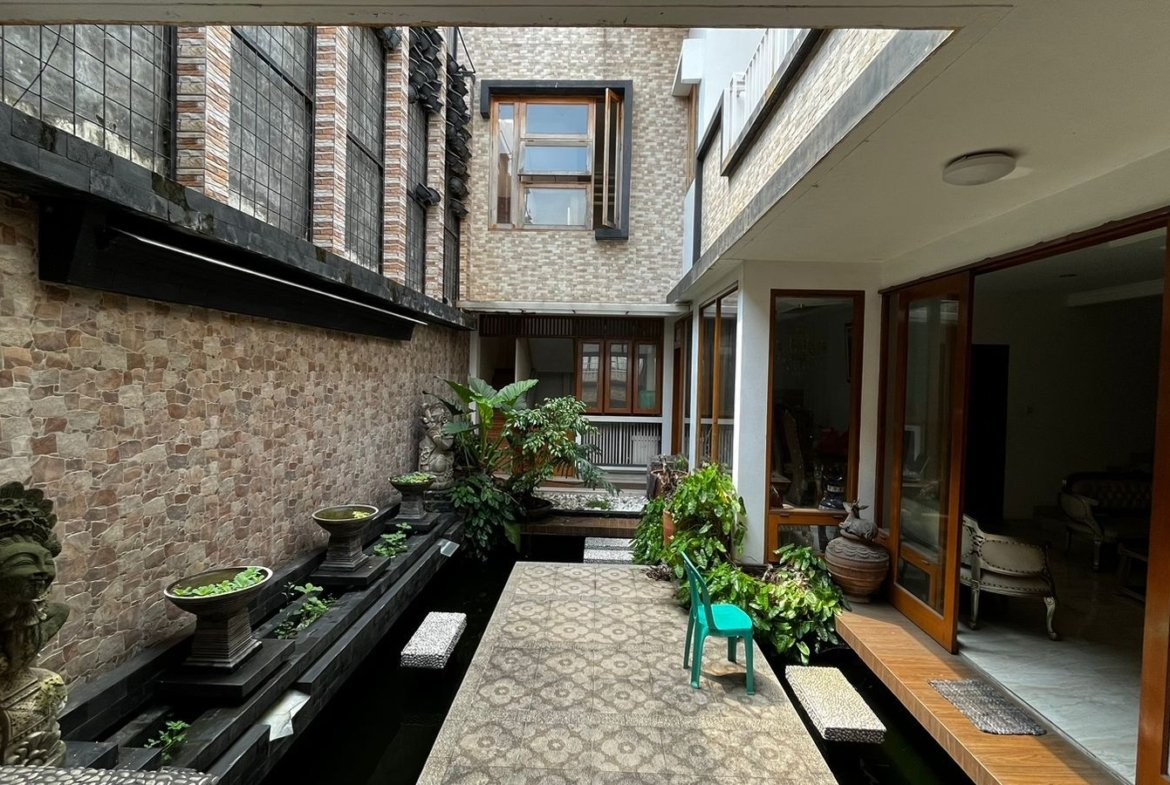 Rumah 2,5 Lantai (Full Furnish) Taman Heliconia Kota Harapan indah Bekasi