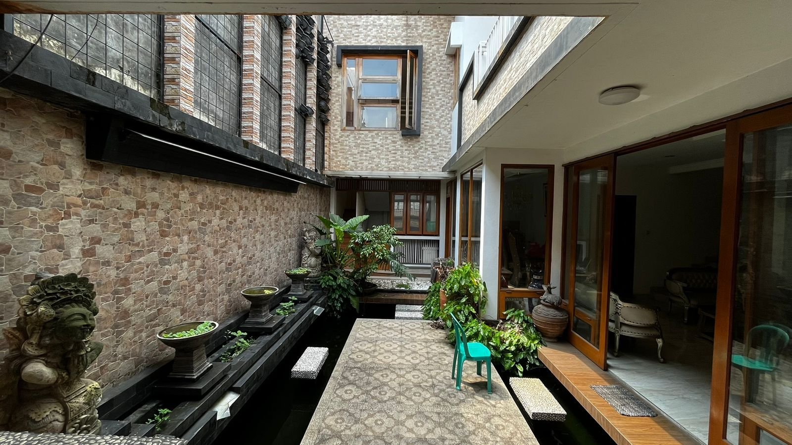 Rumah 2,5 Lantai (Full Furnish) Taman Heliconia Kota Harapan indah Bekasi