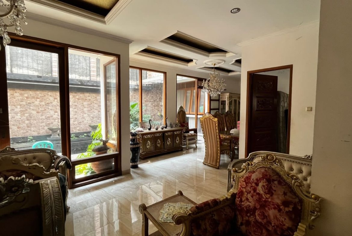Rumah 2,5 Lantai (Full Furnish) Taman Heliconia Kota Harapan indah Bekasi