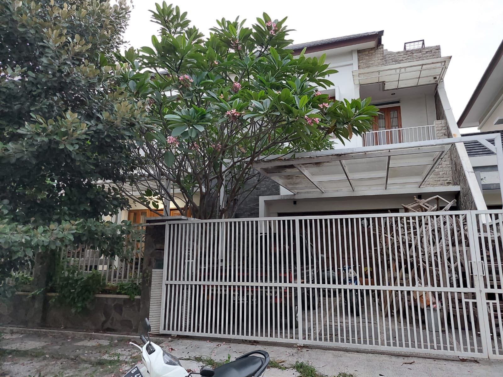 Rumah 2,5 Lantai (Full Furnish) Taman Heliconia Kota Harapan indah Bekasi
