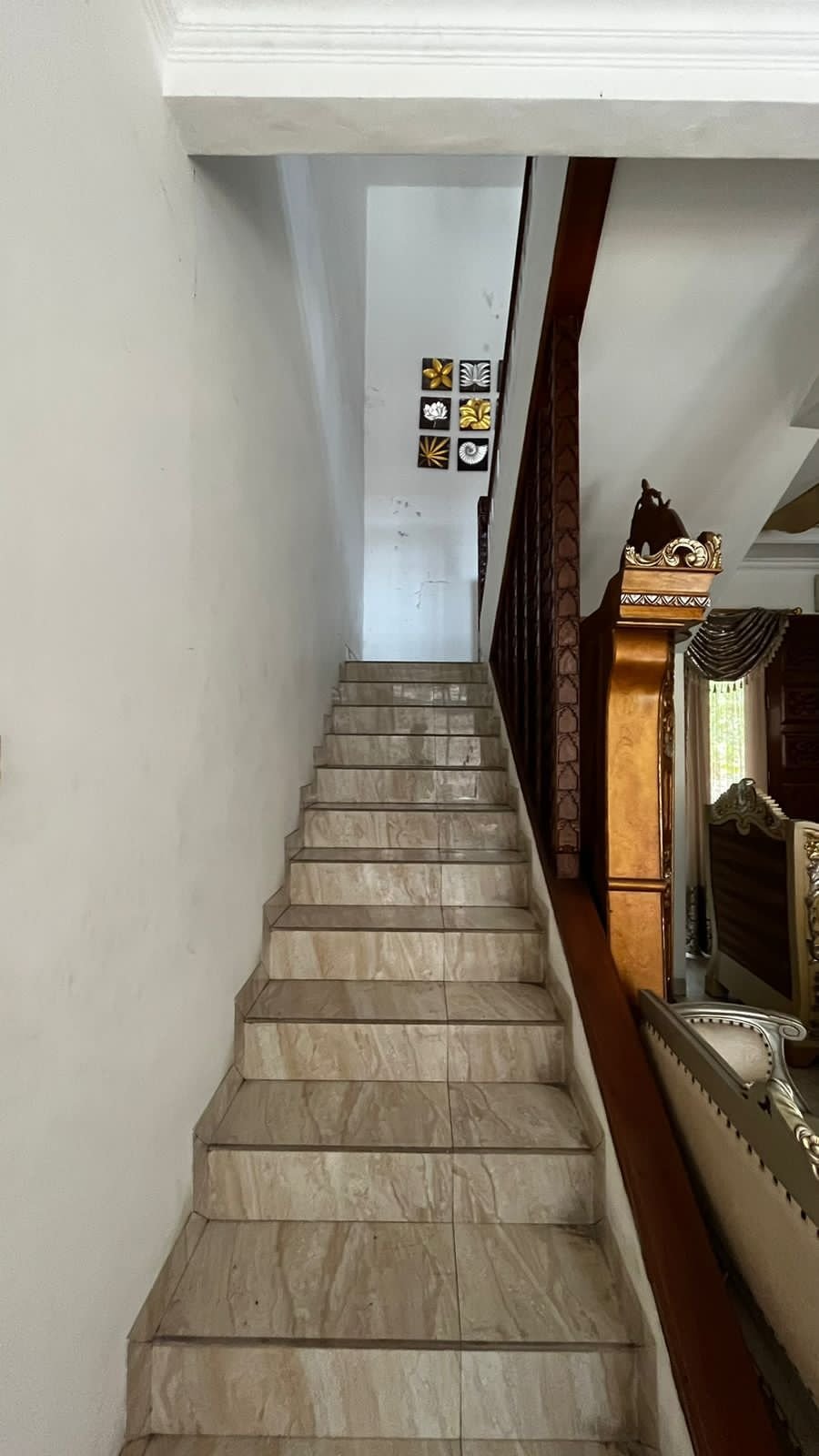 Rumah 2,5 Lantai (Full Furnish) Taman Heliconia Kota Harapan indah Bekasi